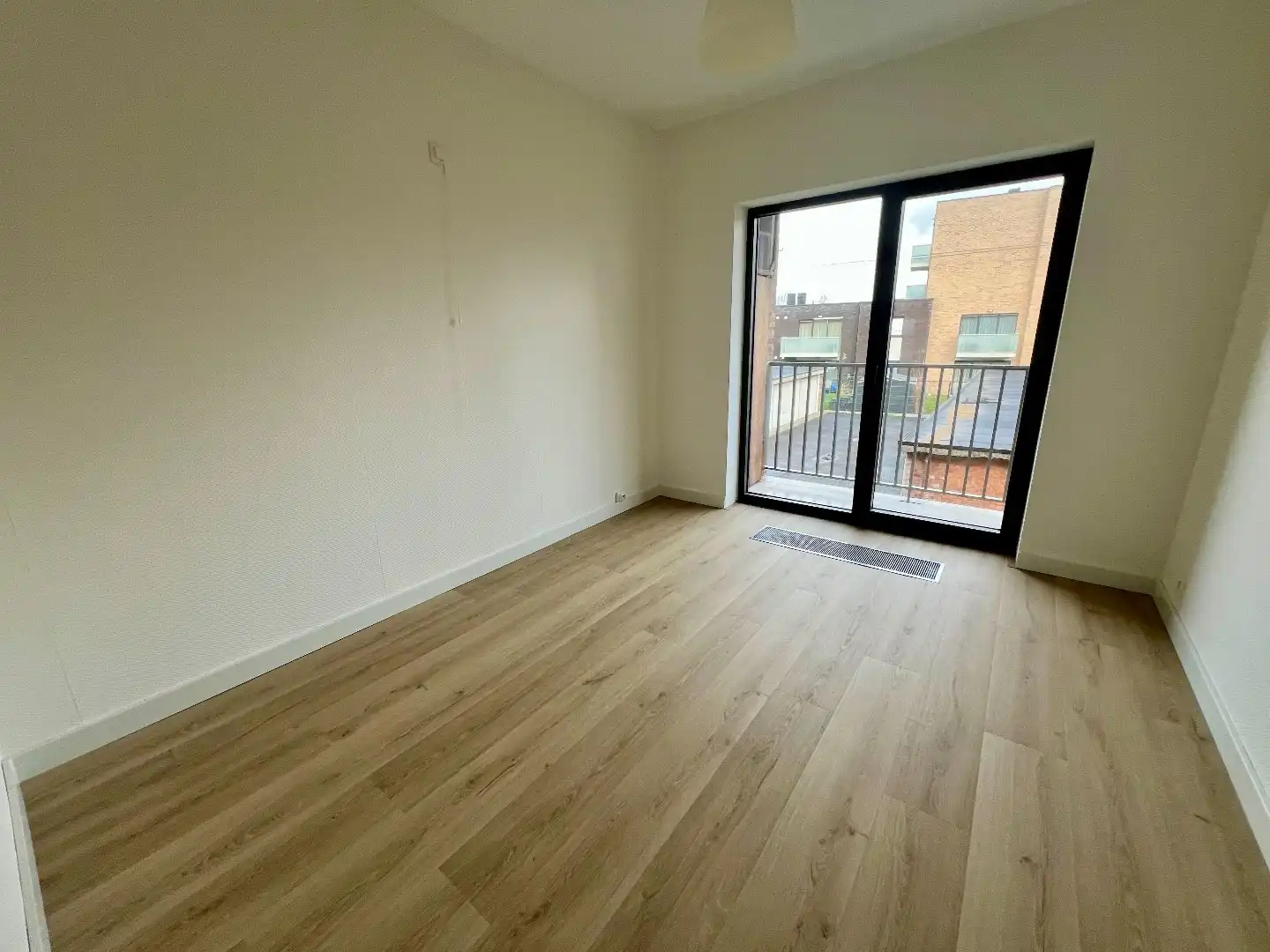 Zeer goed gelegen appartement met 2 slpks, terras en garage foto 5