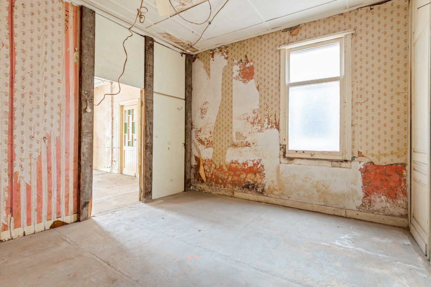 Karaktervolle, te renoveren woning met 4 slpk., garage en tuin foto 14