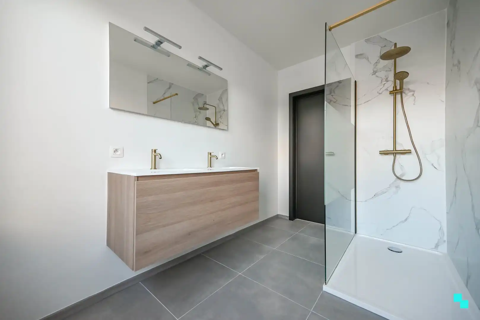 Gerenoveerd appartement met twee slaapkamers in centrum Tielt foto 15