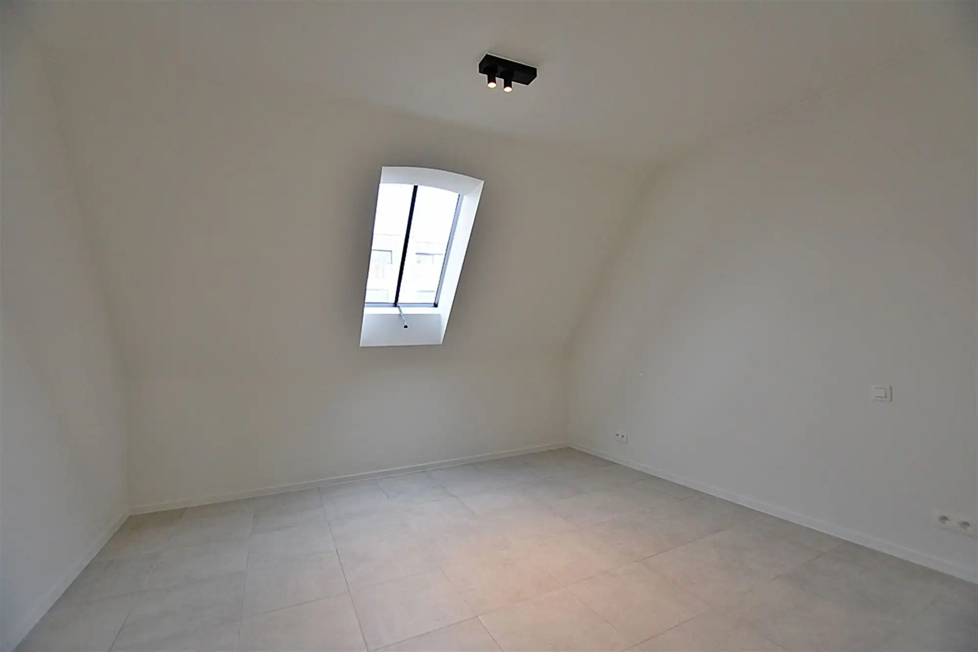 Instapklare DORPSWONING met 3 SLAAPKAMERS, TUIN/TERRAS, PARKING & grote KELDER foto 13