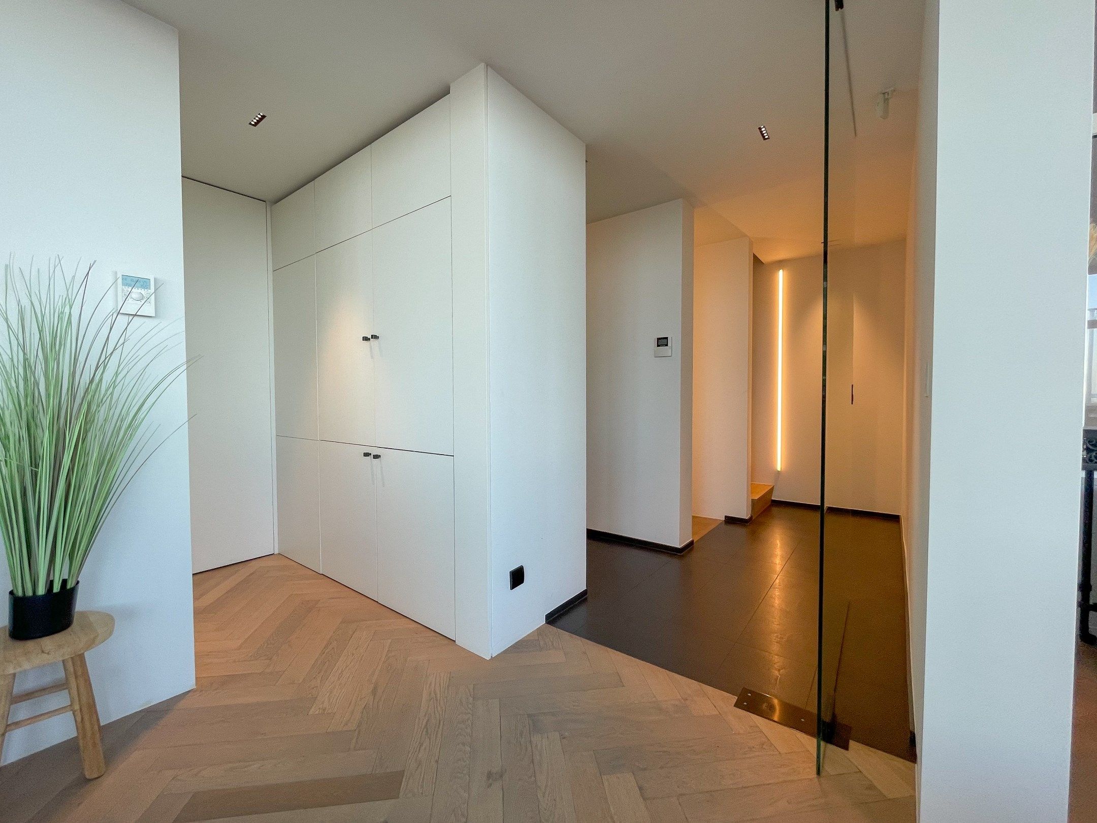 Uitzonderlijk, luxueus afgewerkt hoekappartement met frontaal zeezicht. foto 10