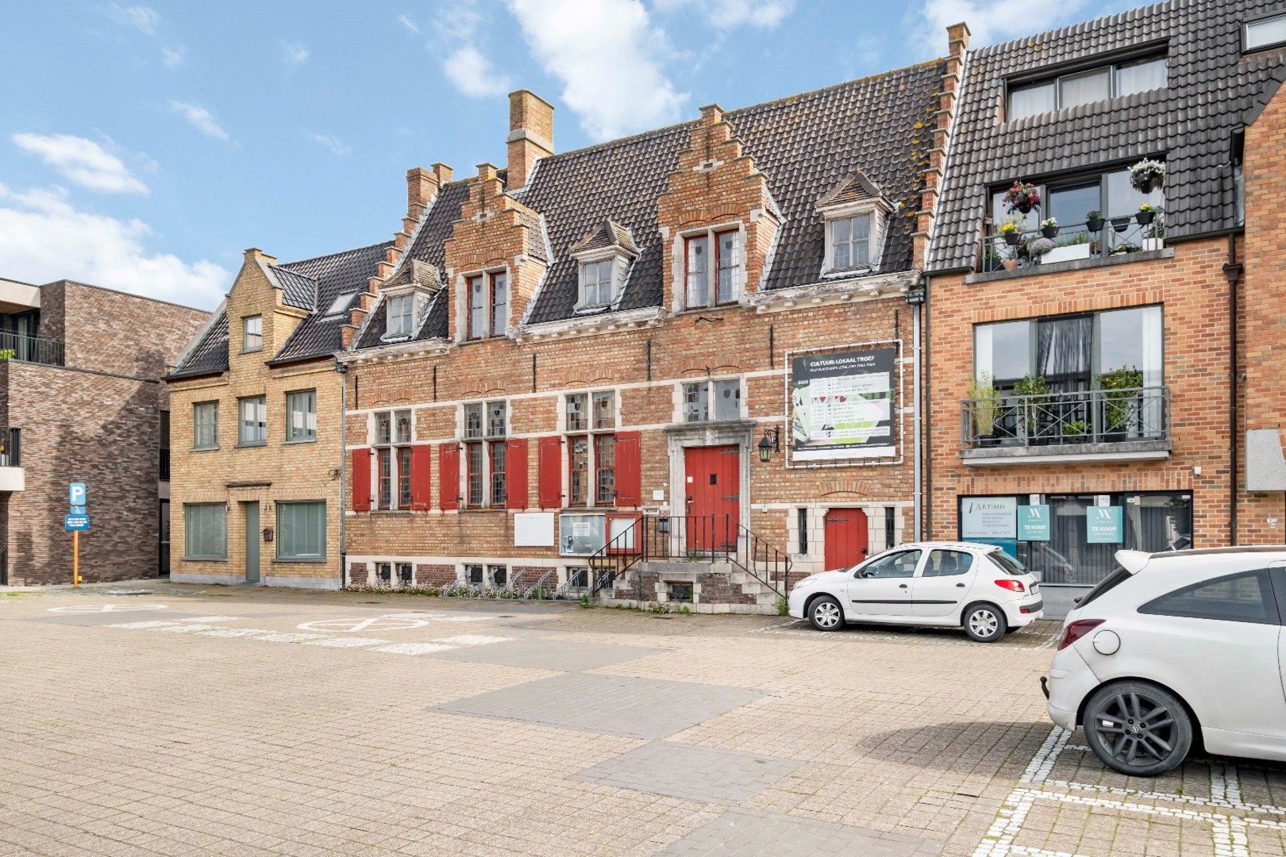 Uniek Historisch Gemeentehuis/Bibliotheek te Veldegem foto 3