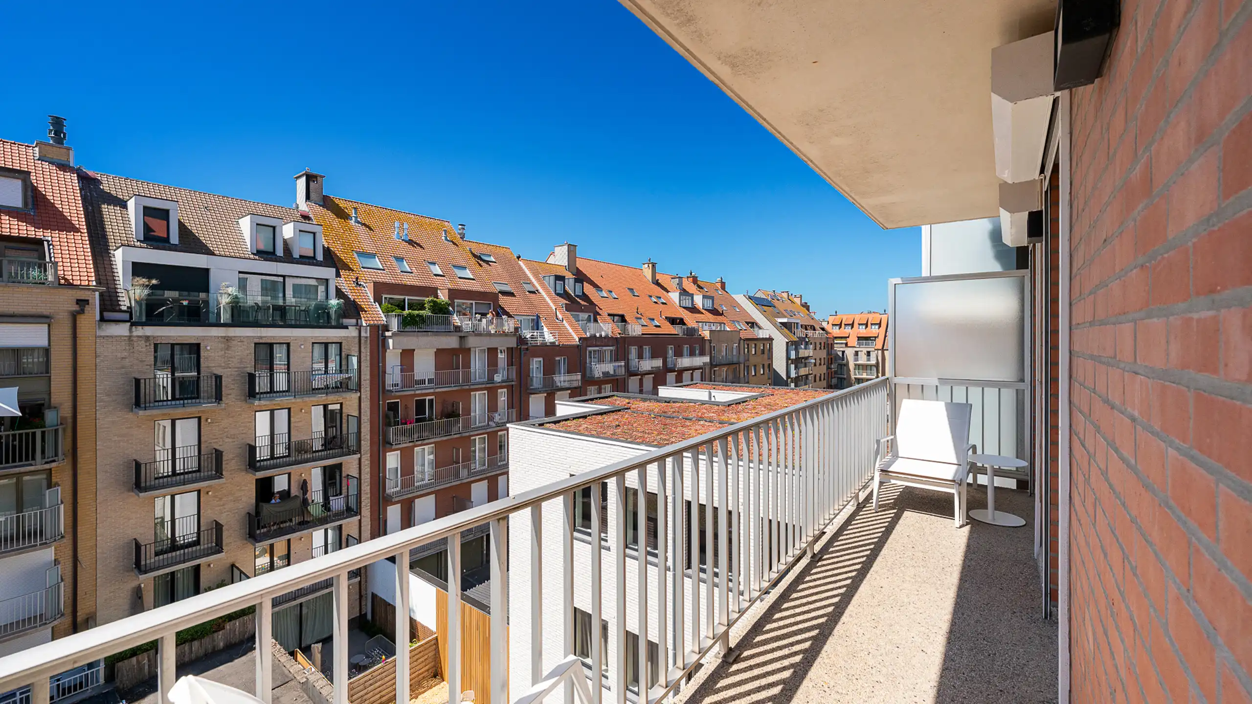 Lichtrijk gerenoveerd appartement met open zichten foto 21