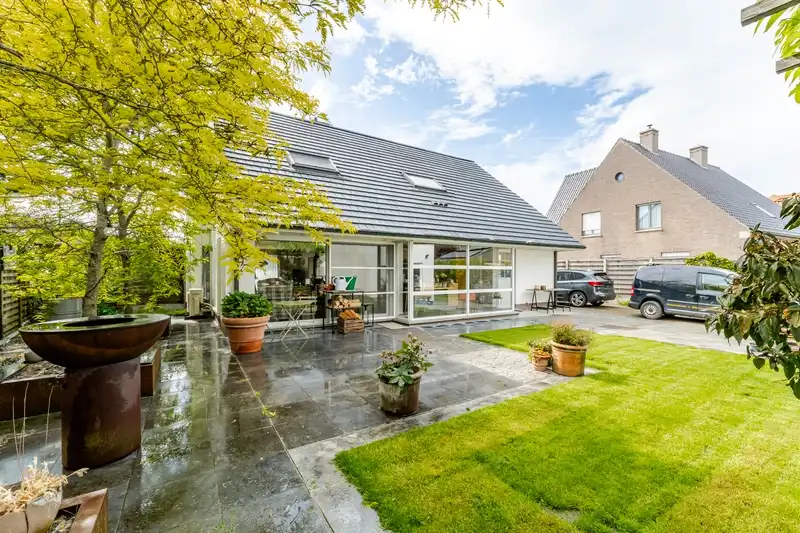 Roeselare-Gits. Opportuniteit aan de Bruggesteenweg gelegen. RUIME LUXE VILLA MET MAGAZIJN & KANTOOR, 4 slaapkamers, uiterst commercieel en zichtbaar. Recent vernieuwd ! foto 2
