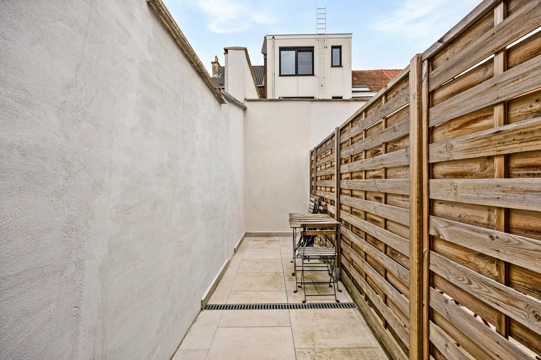 Bemeubelde studio met privatief terras. foto 15