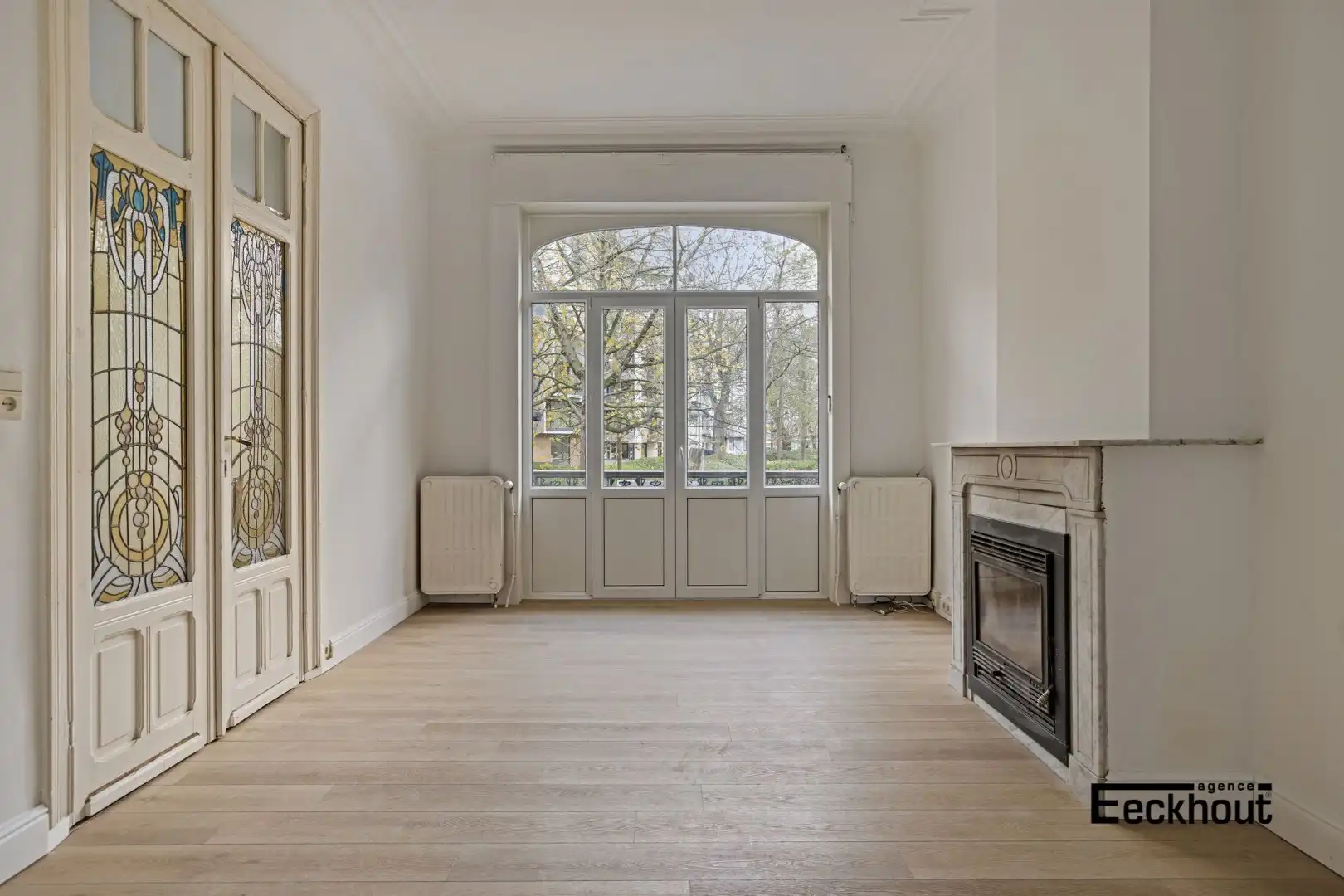 Uniek en ruim (351 m²) herenhuis met garages op topligging te Oostende ! foto 3