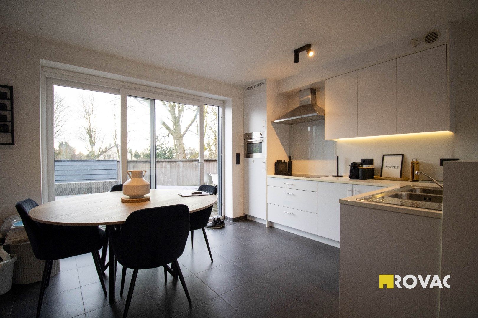 Zonnig appartement op 1e verdieping met ruim terras nabij centrum foto 9