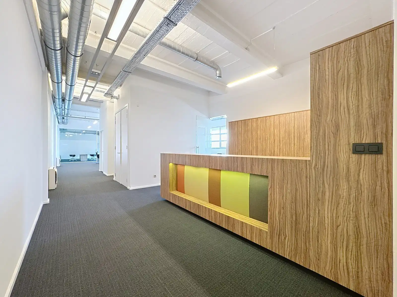 Betaalbare en instapklare KANTOORRUIMTE (220m²) voorzien van alle comfort (databekabeling, airco,...) met 7 private parkings. Vlot bereikbaar via Expresweg van Brugge! foto 2