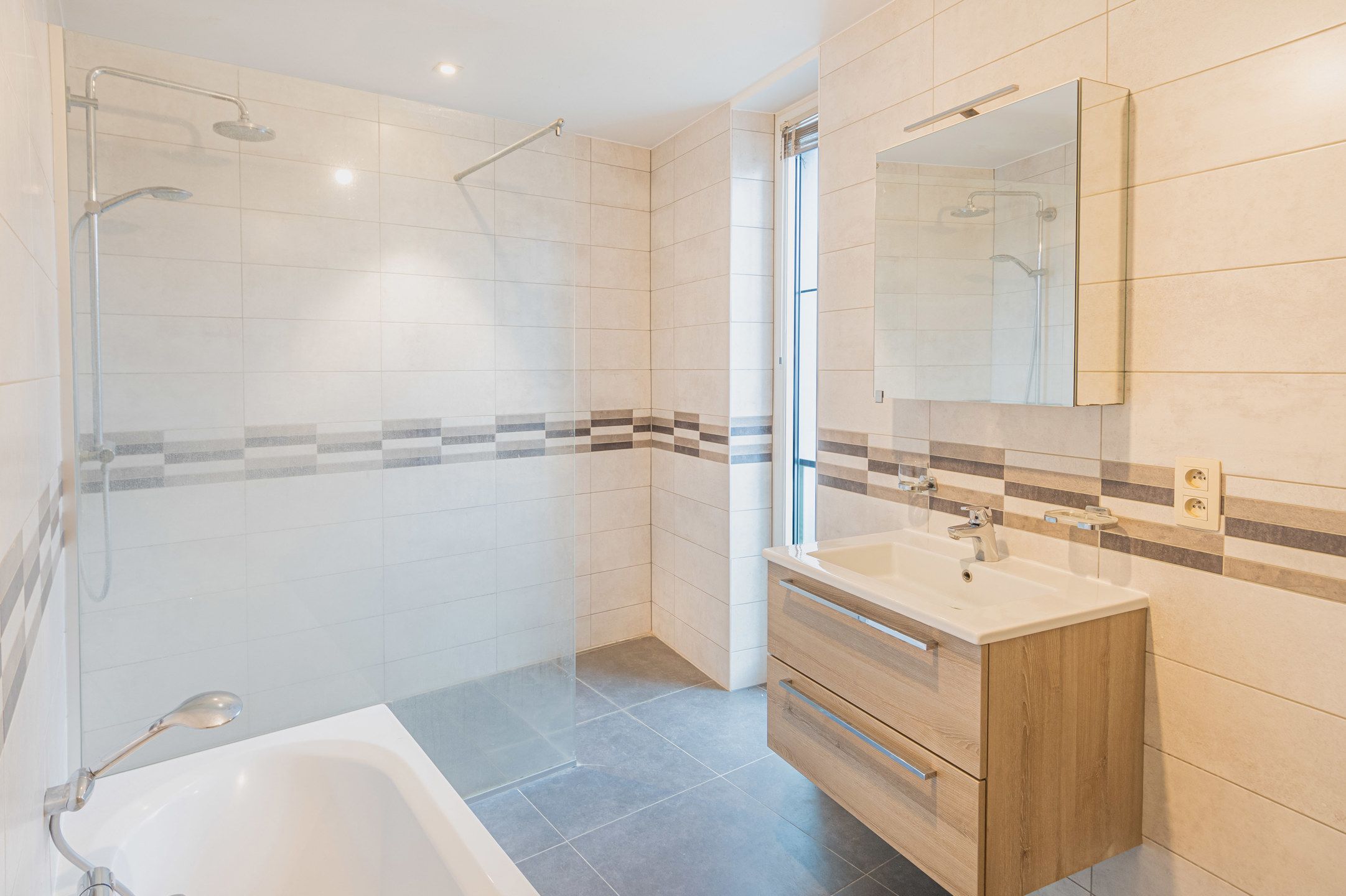 Ruim 1-slaapkamerappartement met terras te Ruisbroek foto 11