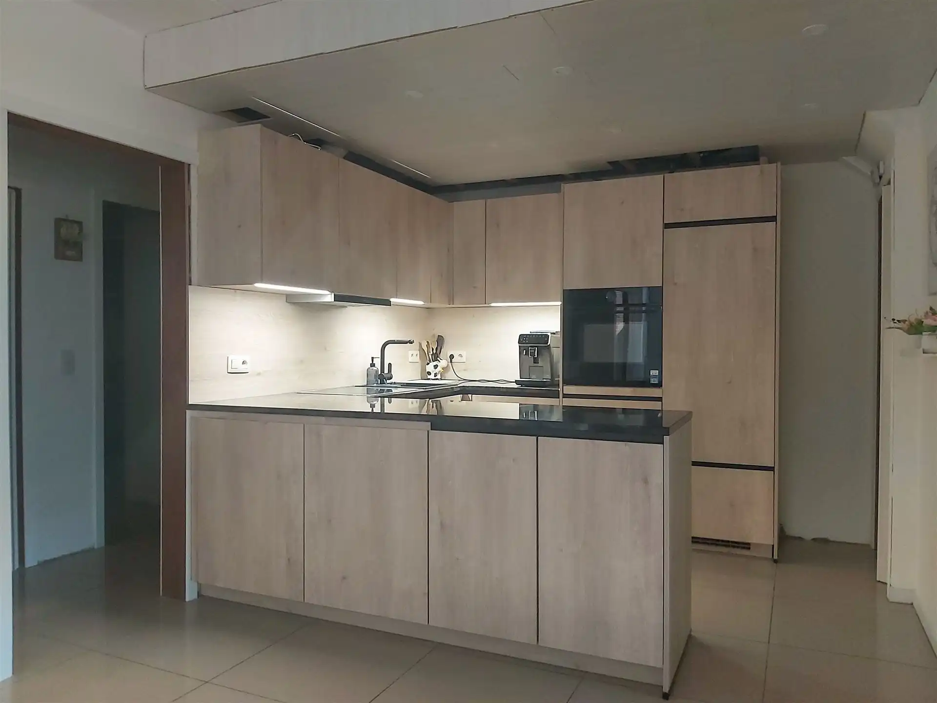 Instapklaar, gelijkvloers appartement met 2 slaapkamers, 2 garages en klein tuintje (via oprit bereikbaar) met overkapping in Maasmechelen! foto 6