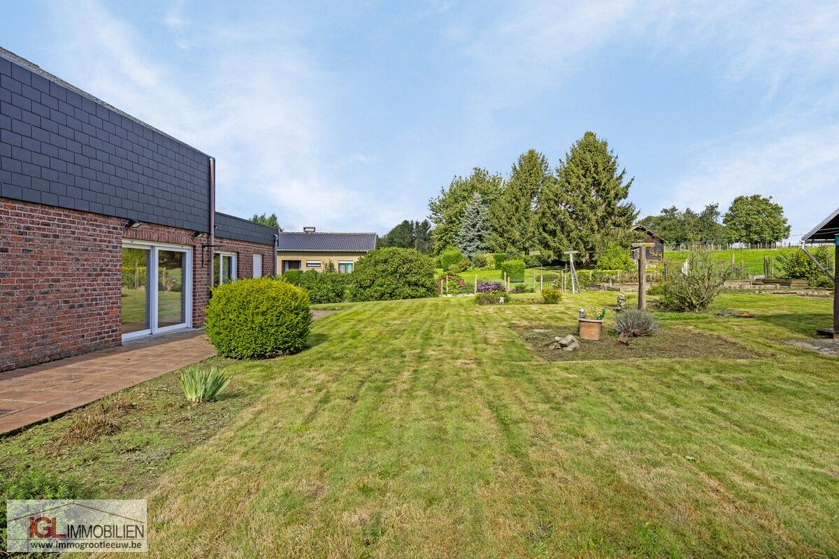 Charmante villa met 3 slaapkamers, garage en prachtige groene tuin foto 27