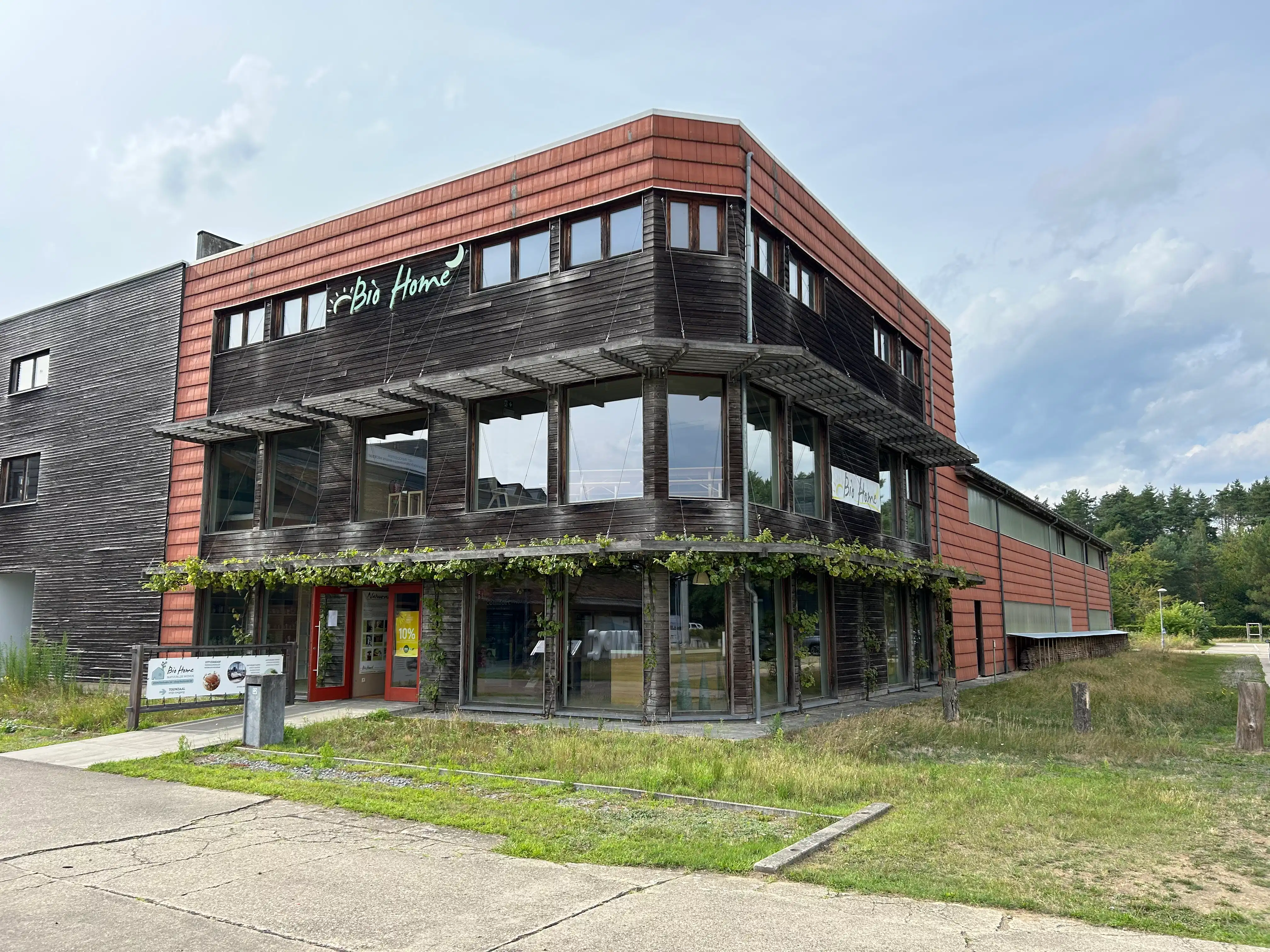 Multifunctioneel bedrijfsgebouw met een oppervlakte van 1510 m² gelegen op Kamp C, Provinciaal Centrum Duurzaam Bouwen en Wonen te Westerlo. foto {{pictureIndex}}