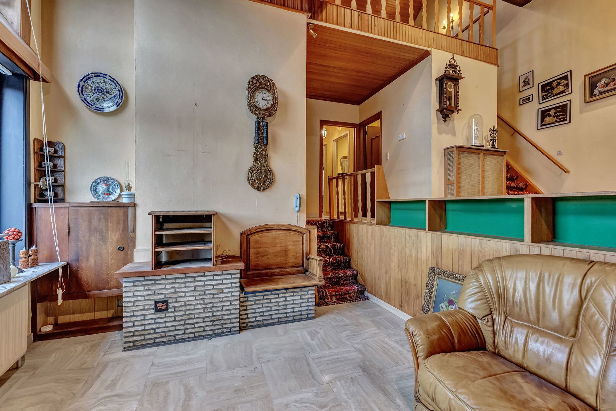 Te renoveren HOB met ruime garages en tuin foto 6