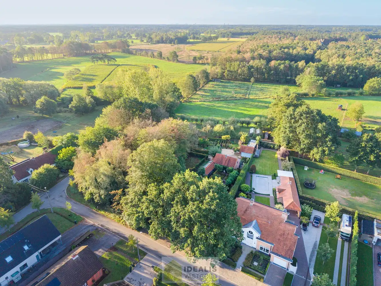 IDYLLISCH GELEGEN BIJZONDERE EIGENDOM BESTAANDE UIT RIANT WOONHUIS, APART BEWOONBAAR BIJGEBOUW EN ATELIER OMGEVEN DOOR EEN SCHITTERD AANGELEGDE TUIN EN WEILAND. Het domein is toegankelijk zowel aan de mooie Urnenveldstraat doch ook via een uitzonderlijk mooie oprijlaan toegankelijk langs de boszijde van het perceel. Deze vrijstaande woning, gebouwd in 1986, beschikt over een sfeervolle leefruimte in vol contact met de tuin en biedt een heerlijke atmosfeer dankzij de centraal geplaatste speksteenkachel. Op de verdieping beschikt de woning over slaapkamers en sanitair. Een absolute meerwaarde is het afzonderlijk volledig ingericht bijhuisje, centraal op het perceel, voorzien van alle woonfaciliteiten. Verder is er de mogelijkheid om wonen/werken te combineren via het knap afgewerkte atelier, met vergezicht op het eigen weiland. Geschikt voor kandidaten op zoek naar een ruime en instapklare parel met een idyllische uitstraling! foto 54