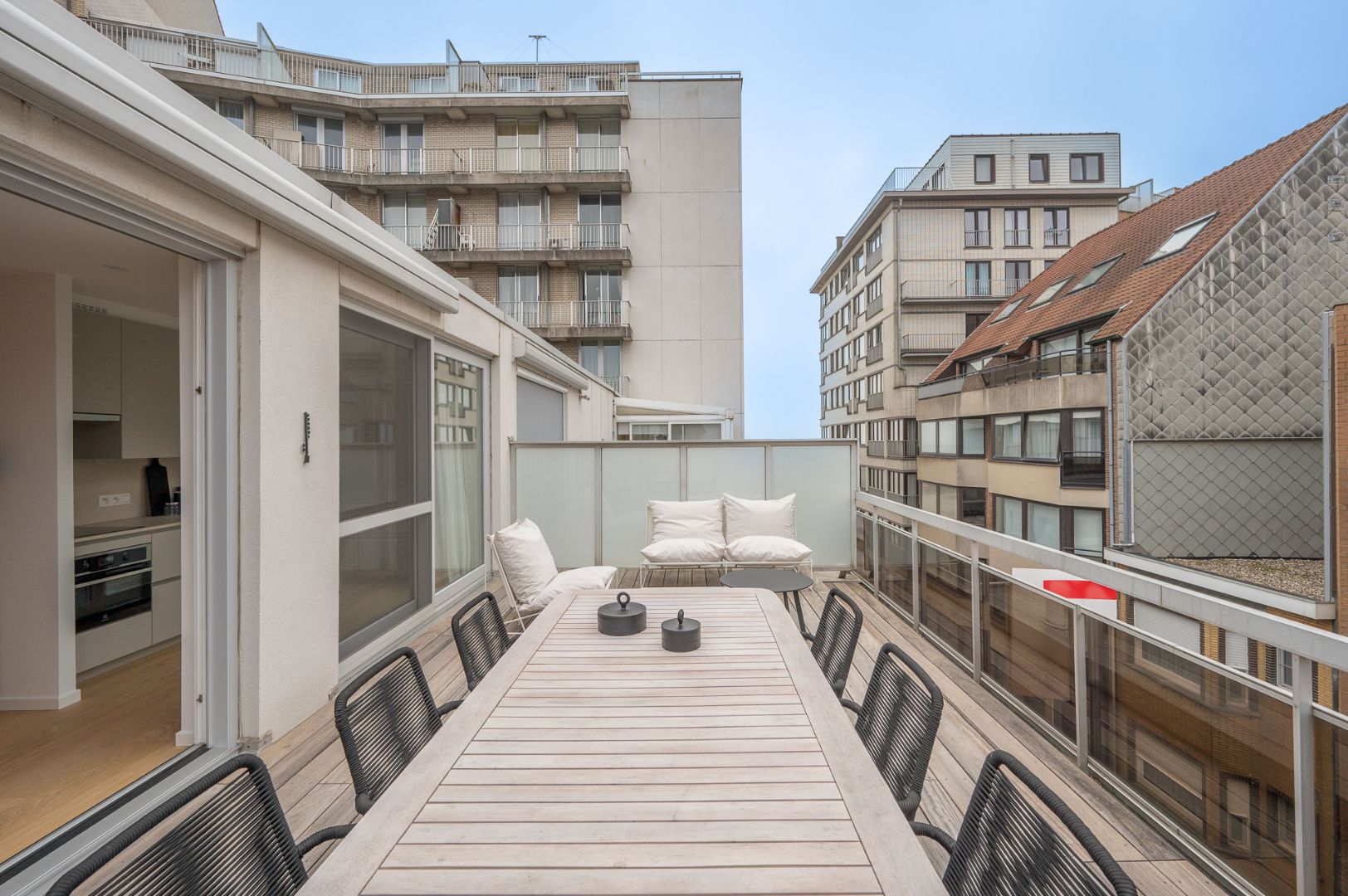 Vernieuwd appartement met zalig terras en zijdelings zeezicht foto 3