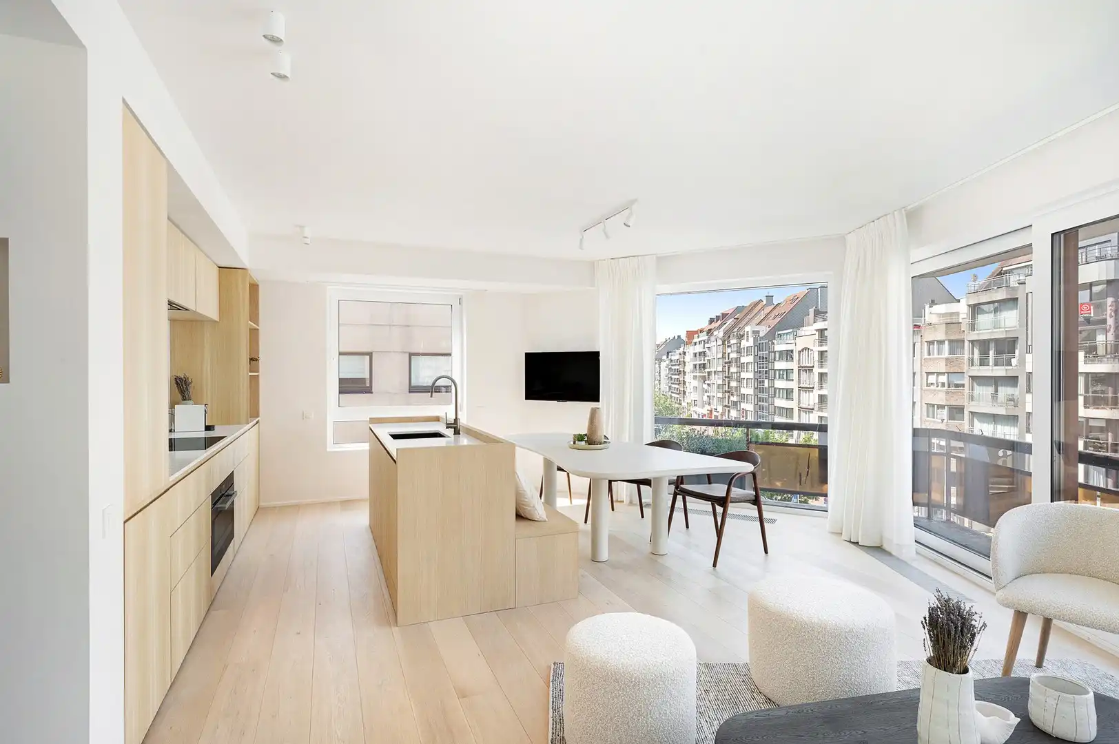 Lichtrijk 3-slaapkamer appartement centraal gelegen. foto {{pictureIndex}}