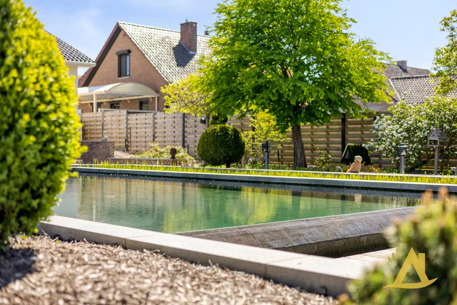 EXCLUSIEVE VILLA MET PARKTUIN EN ZWEMVIJVER OP EEN PERCEEL VAN 1HA 5A 16CA! foto 26