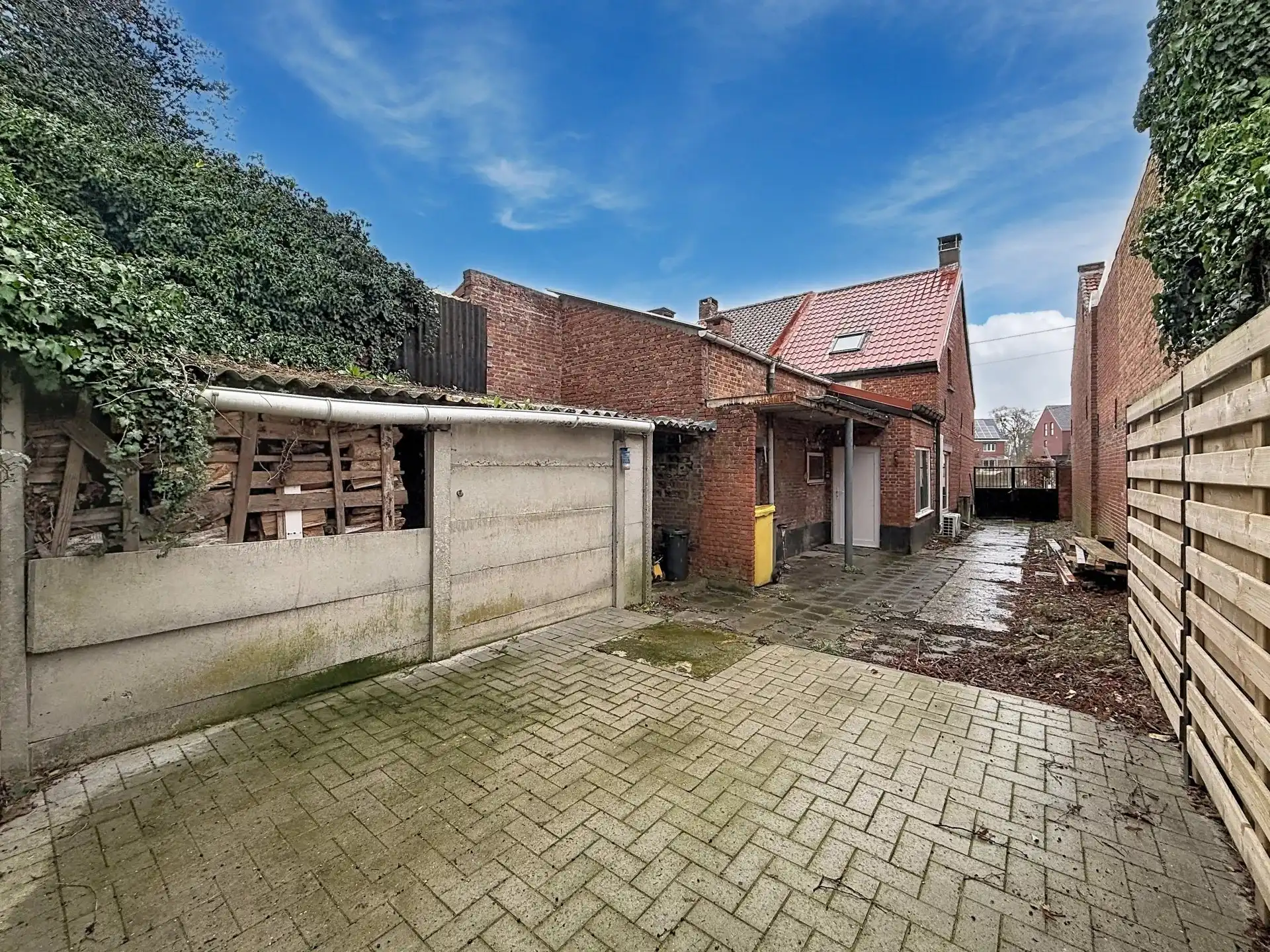 Gezellige half-open bebouwing met 1 slaapkamer (mog. 2) op rustige locatie. foto 2