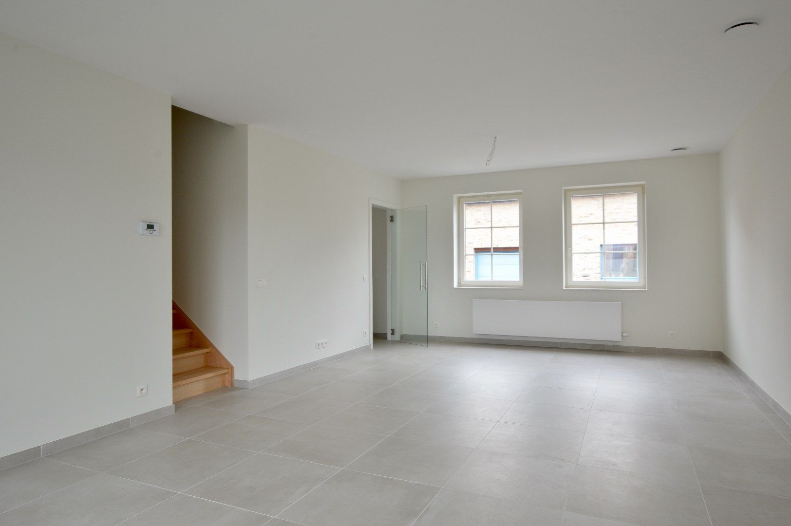 Prachtige nieuwbouwwoning in volledig aangelegd woonerf met 3 slaapkamers, zongericht terras en tuin foto {{pictureIndex}}