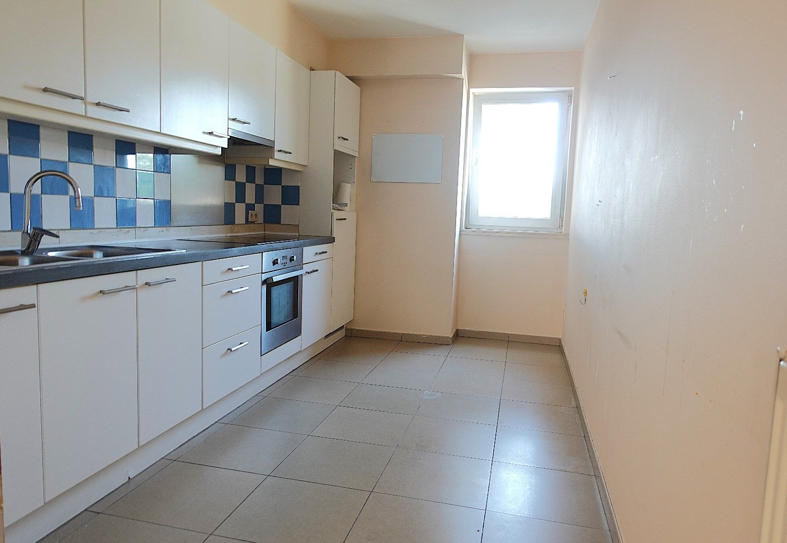 Ruim appartement met 2 slaapkamers te huur in centrum Gistel. foto {{pictureIndex}}