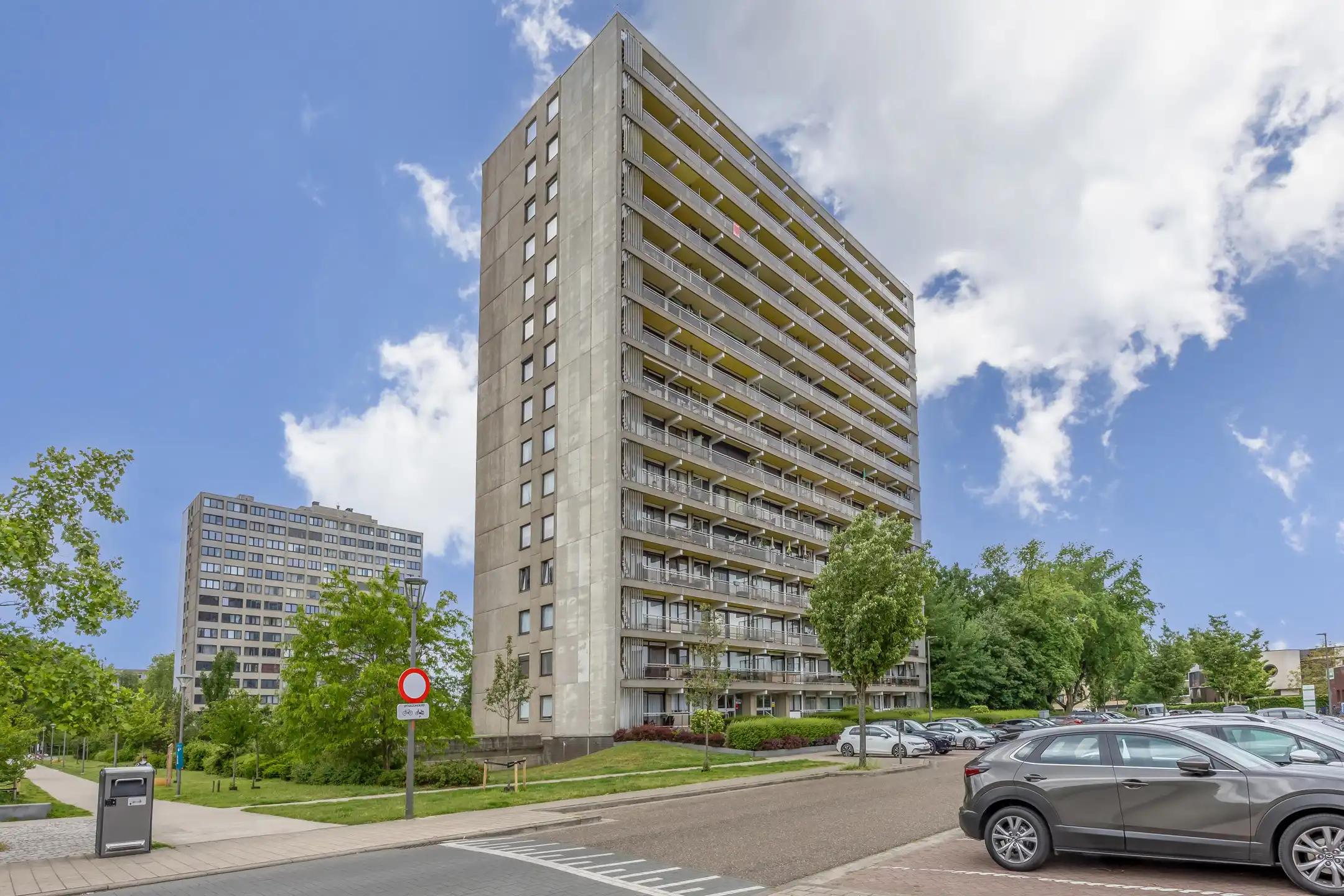 Mooi verzorgd appartement op 12de verdieping  met prachtig zicht, 2 slaapkamers en ondergrondse staanplaats foto {{pictureIndex}}