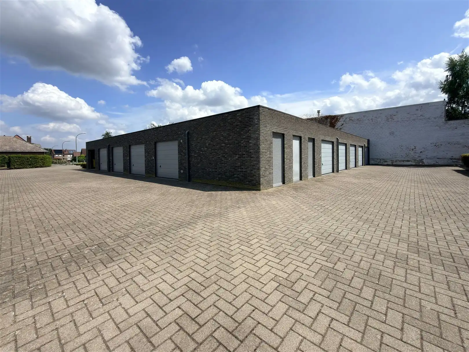 Goed gelegen garage met sectionaalpoort! foto 6