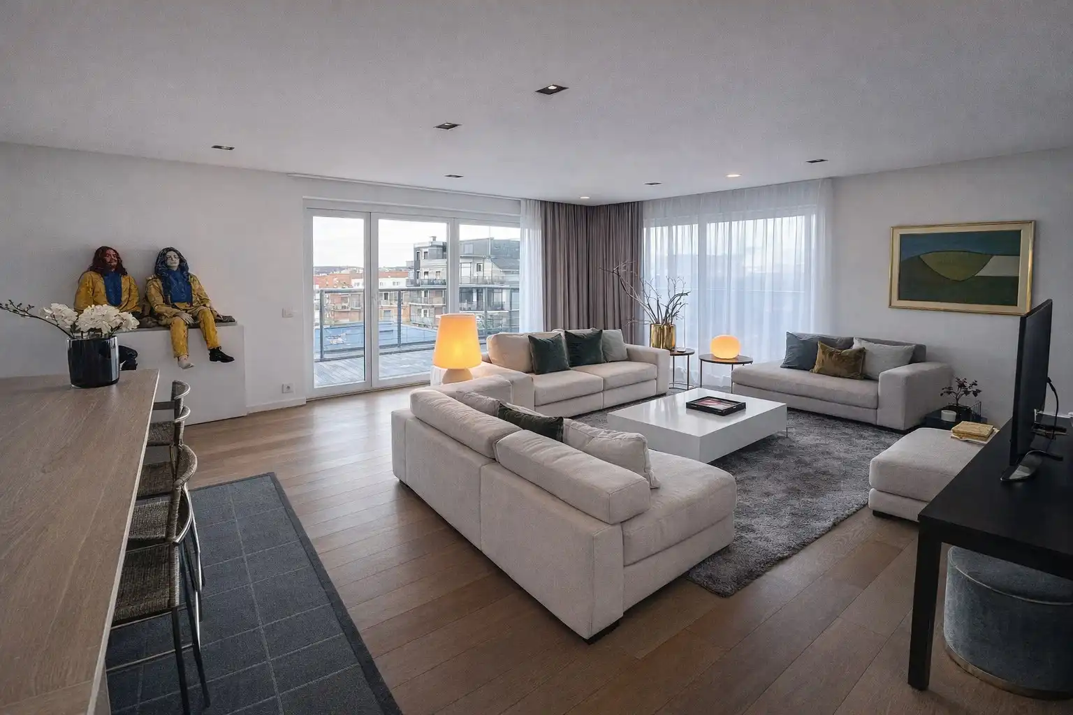 Ruim appartement met 3 slaapkamers, 2 badkamers en garage. foto 3