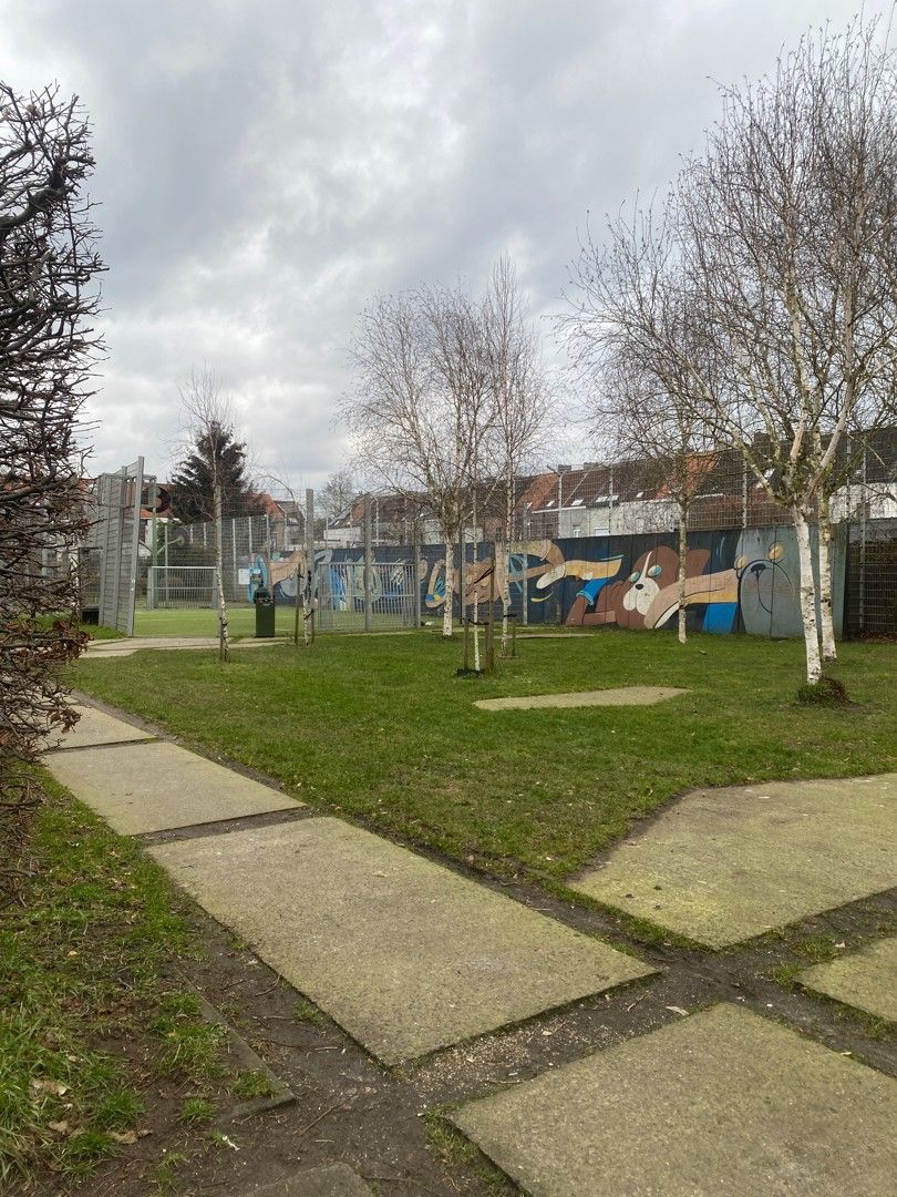 Moderne stadswoning met tuin in familiale en levendige buurt foto 15