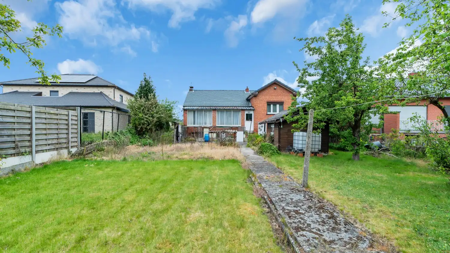 Charmante open bebouwing met veranda, garage en ruime tuin op 860 m² foto 16