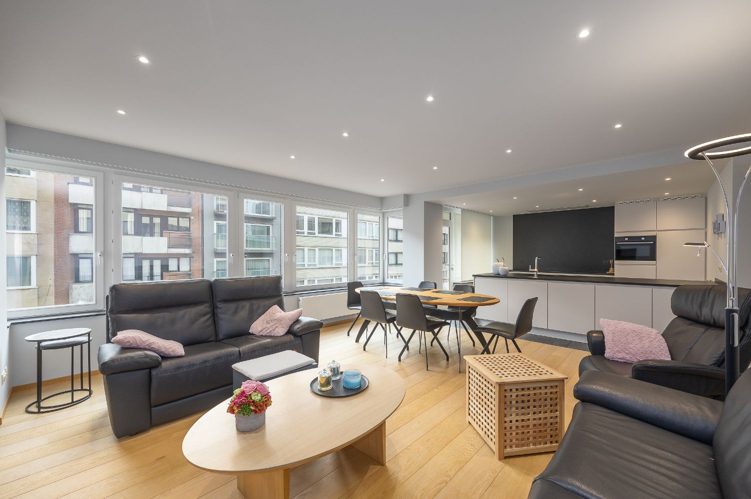 Gerenoveerd 2-slaapkamer appartement met inpandige garage in hartje Oostende foto {{pictureIndex}}