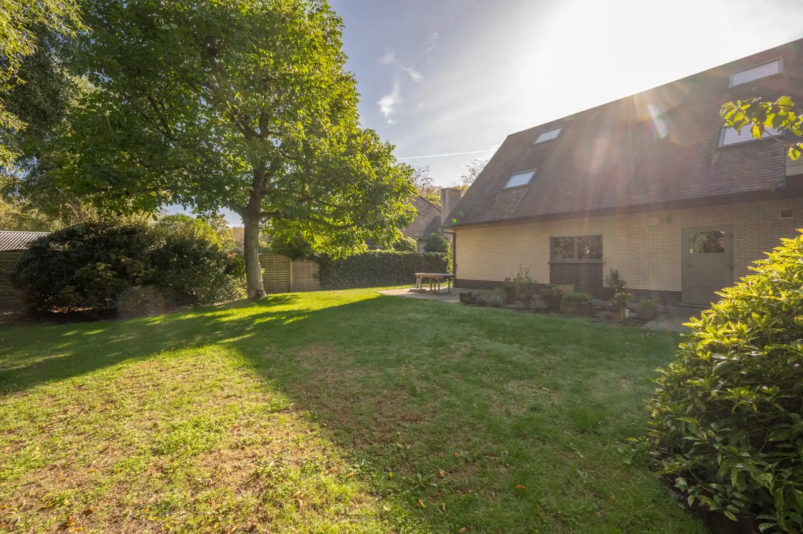 Ruime gezinswoning met heerlijke tuin, rustig gelegen in Sint-Michiels! foto 17