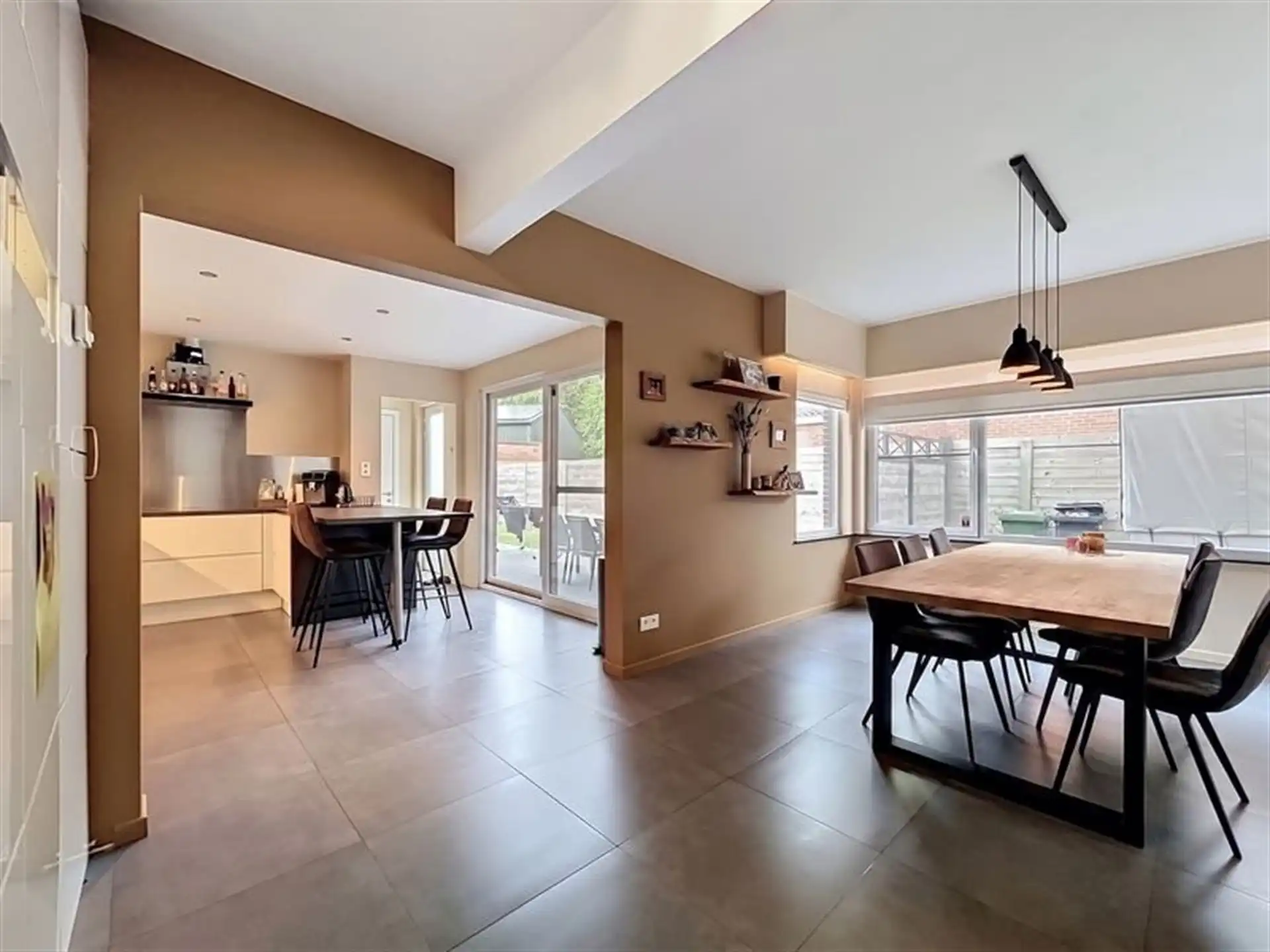 Instapklare gezinswoning met 4 slaapamers op perceel van 348m² foto 4