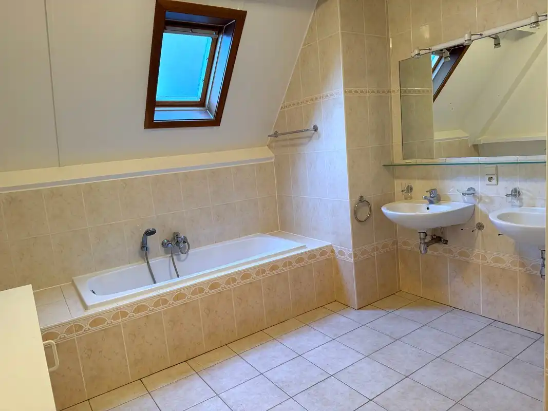 Instapklaar triplexappartement met 3 slaapkamers, 2 badkamers, garage + P in hartje Hoogstraten. foto 17