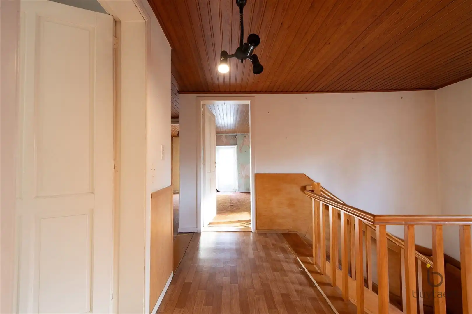 Veel renovatiepotentieel in ruime rustig gelegen familiewoning midden in het groen! foto 22