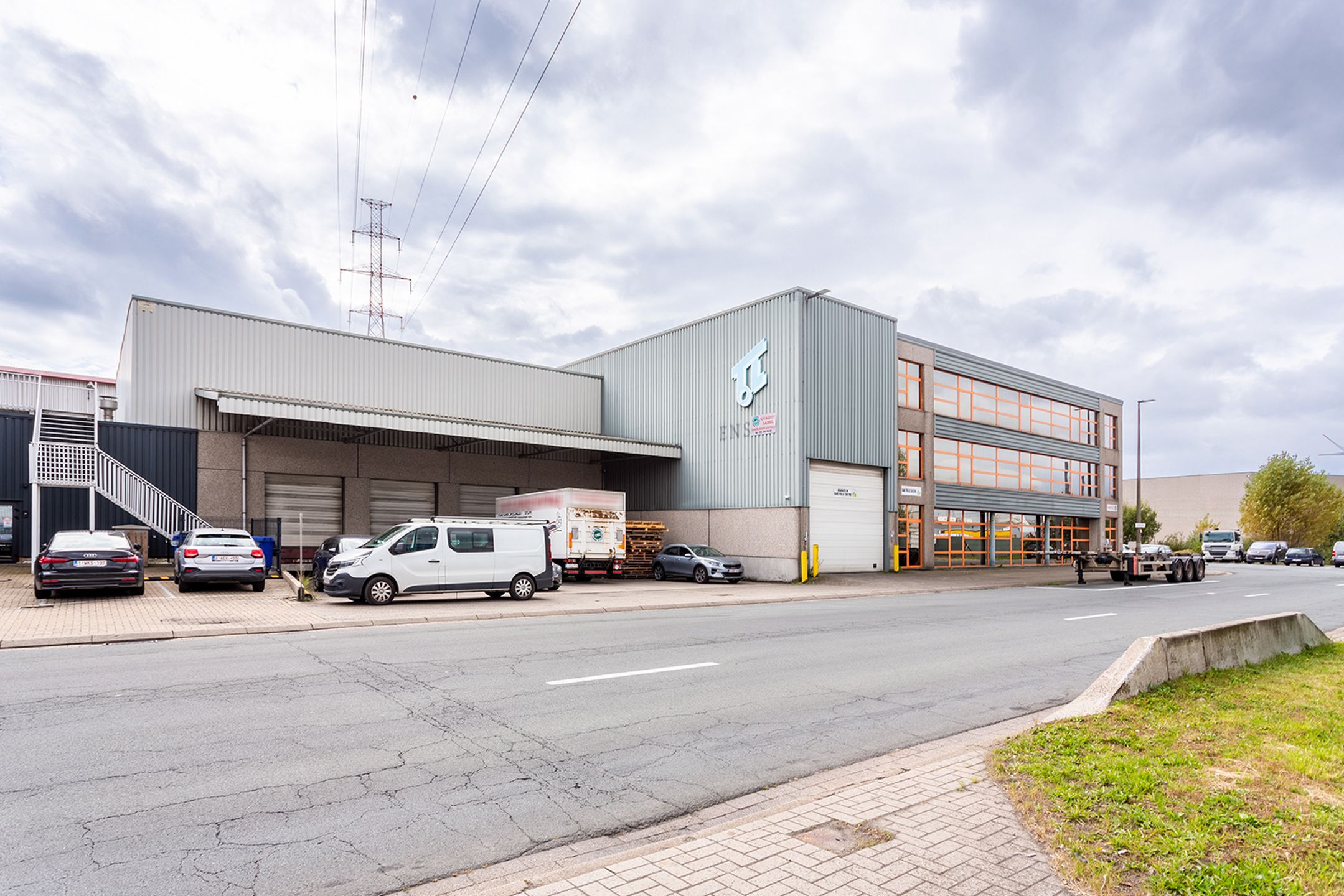 Industrieel gebouw te koop in de Haven van Antwerpen foto {{pictureIndex}}