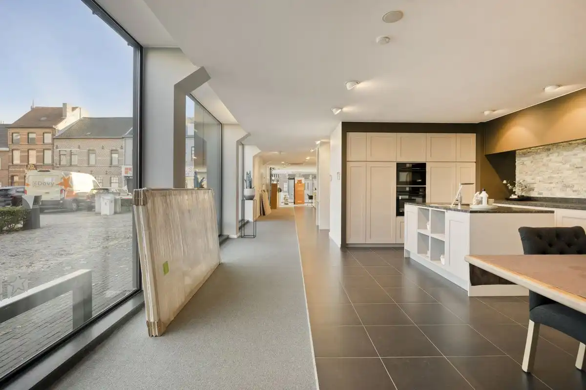 HIGH-END COMMERCIEEL GEBOUW OP BAANLOCATIE MET RUIME PRIVE PARKING foto 7