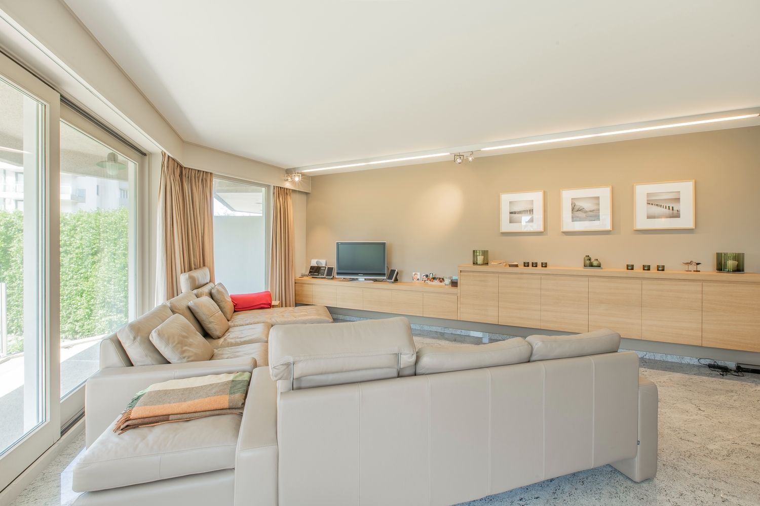 Lichtrijk hoek-appartement van ruim 180m2, rustig gelegen in een standingvolle villaresidentie, op enkele stappen van de zeedijk Albertstrand en de Royal Zoute  foto 5