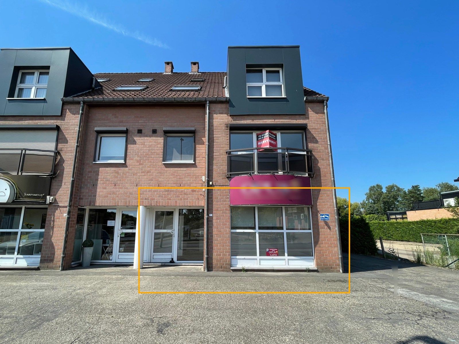 TE HUUR: GELIJKVLOERSE HANDELSRUIMTE / KANTOOR VAN CA. 40M2 MET KELDERBERGING TE GENK (BOKSBERG) foto 12