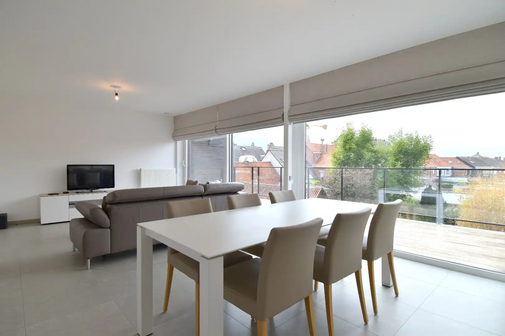 Recent appartement met 2 slaapkamers, ruim zonnig terras én zolder te koop in Sint-Eloois-Winkel foto 3