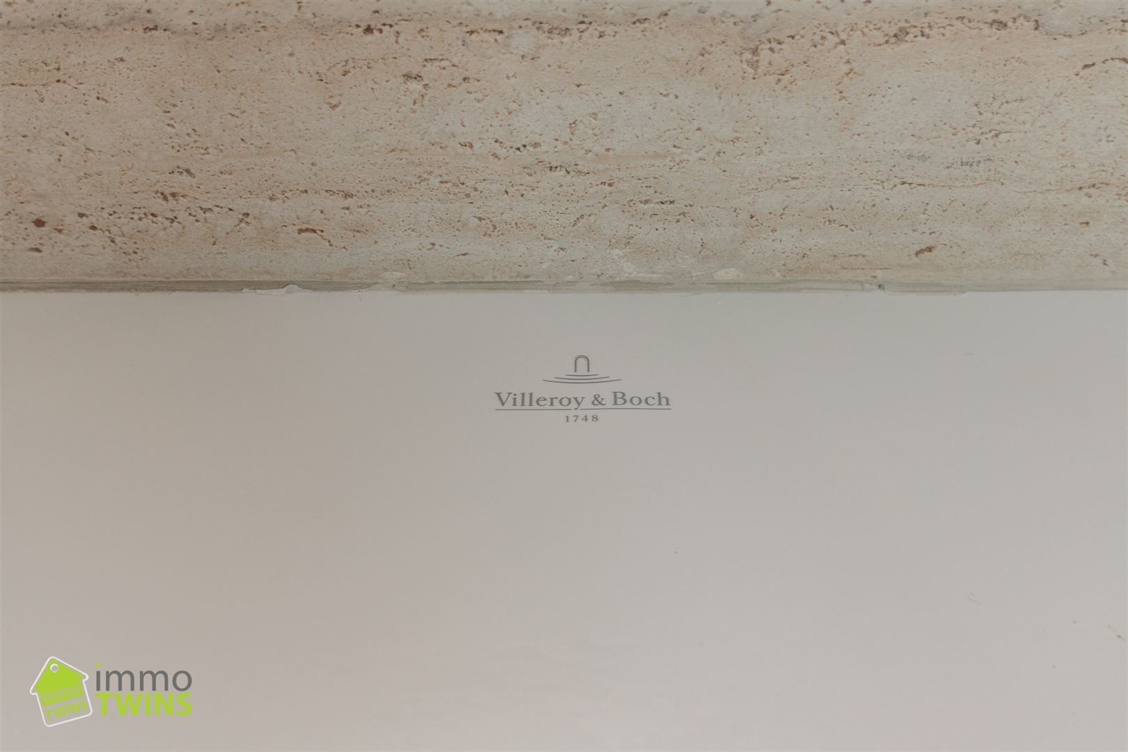 Ruime, stijlvol gerenoveerde woning met garage en oprit foto 16