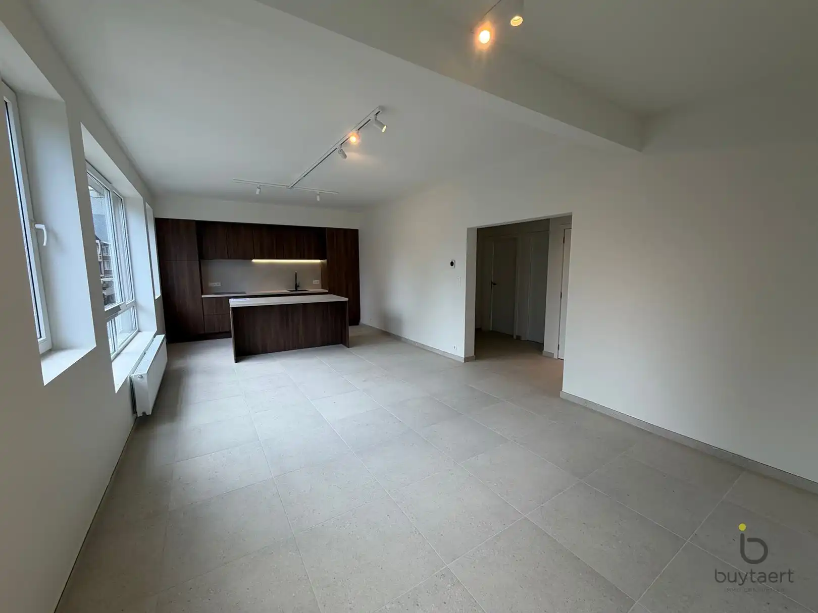 Gerenoveerd 3 slaapkamer appartement op de Singel Antwerpen. foto {{pictureIndex}}