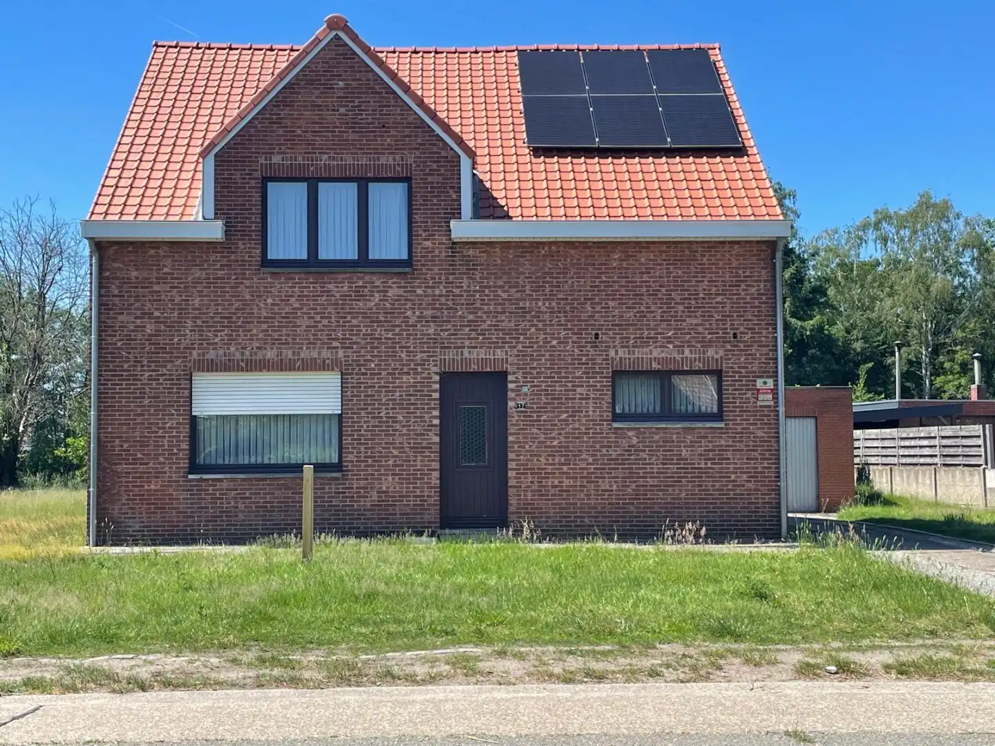 Vrijstaande woning met potentieel op ruim breed (30m) perceel – Regio Mol (Millegem / Achterbos) foto {{pictureIndex}}