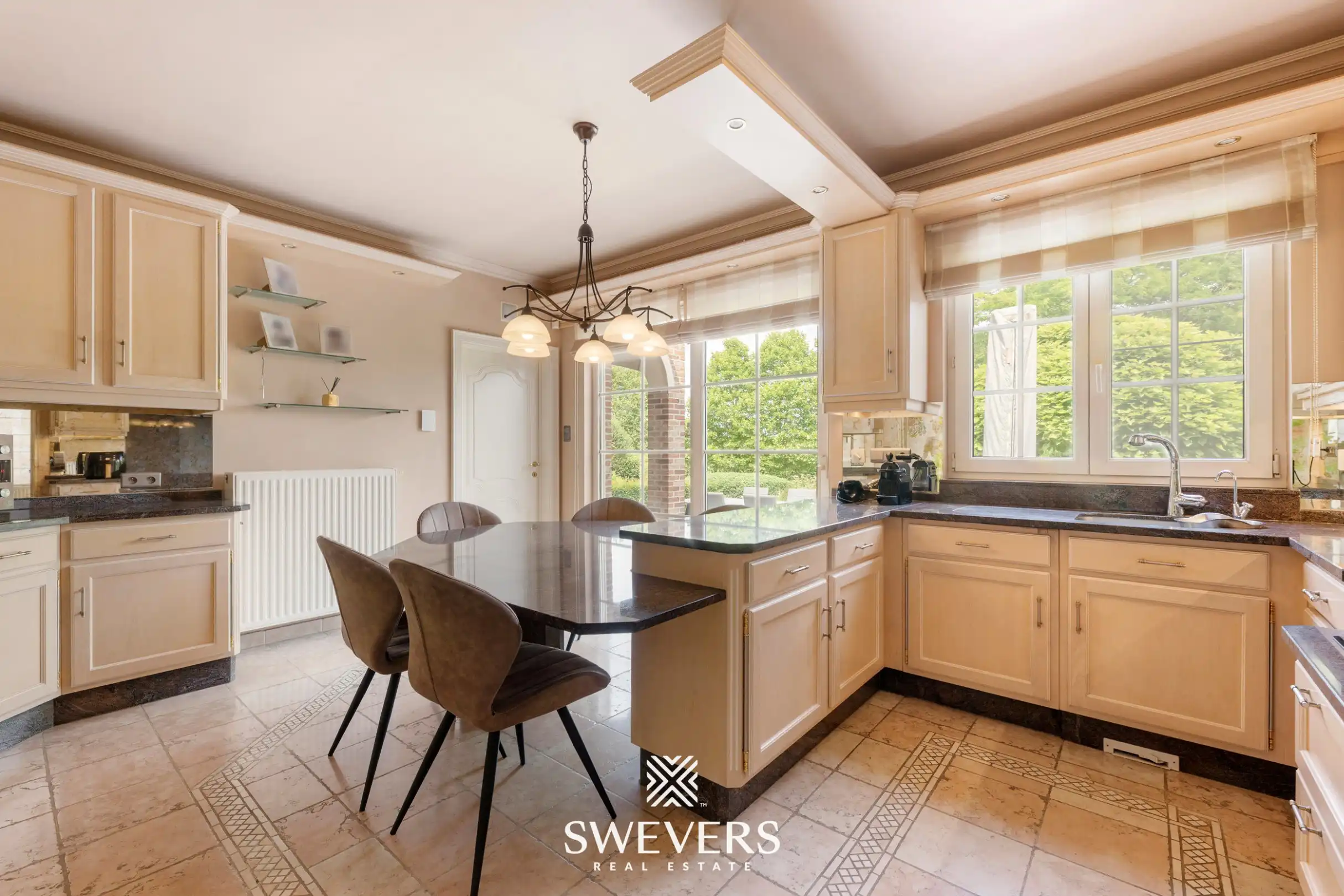 Ruime en instapklare villa met 5 slaapkamers op een perceel van 22a 96ca foto 12