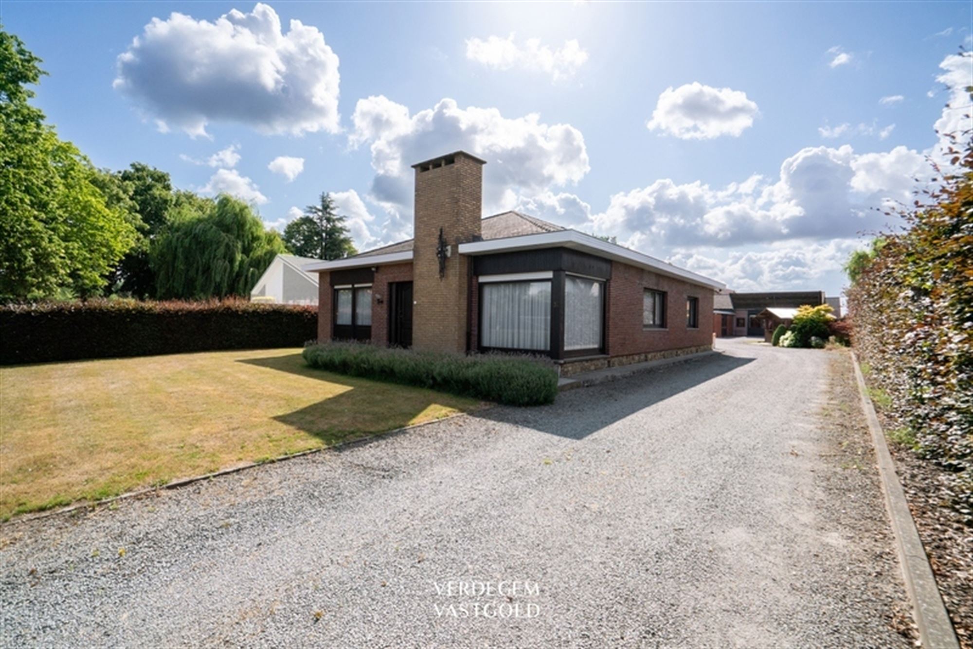 Hoofdfoto van de publicatie: Te renoveren bungalow met magazijn op terrein van 1.826m²