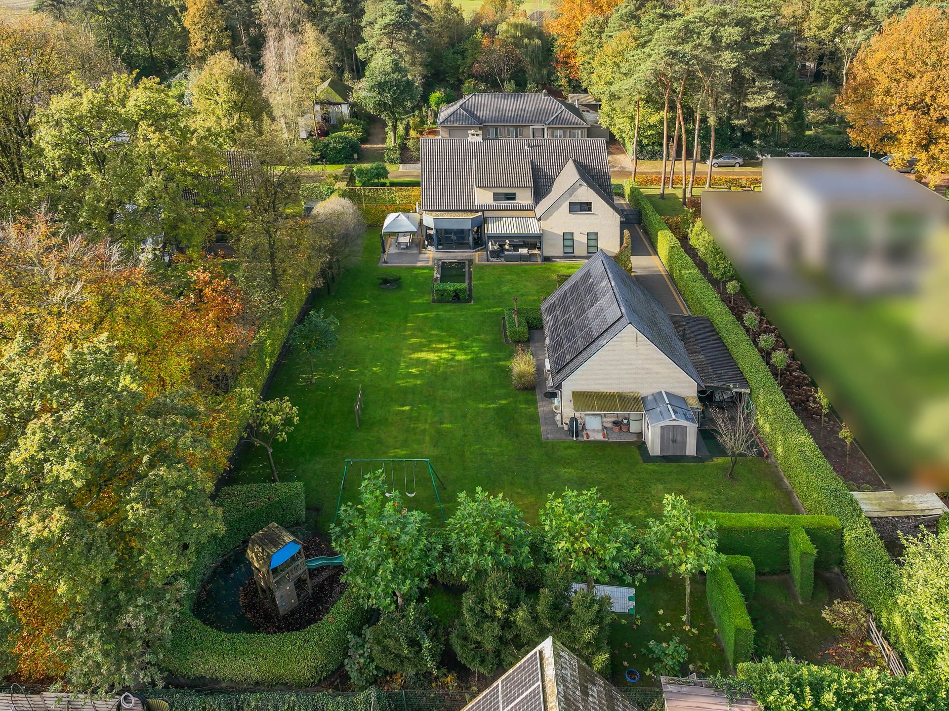 Ruime villa met bijgebouw in doodlopende straat foto 2