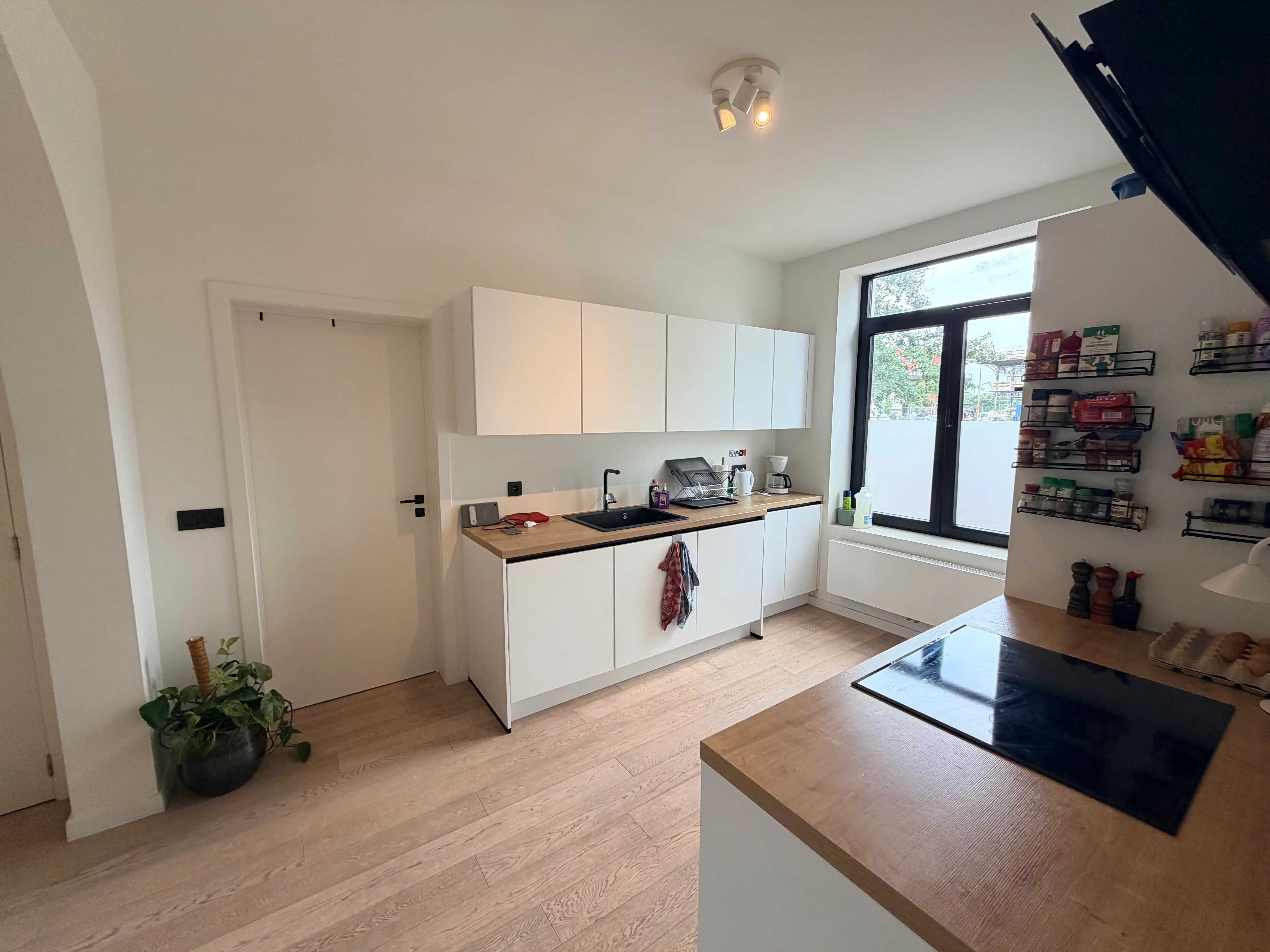 --- NIEUW --- Prachtig gerenoveerd appartement met 3 slaapkamers. foto 4