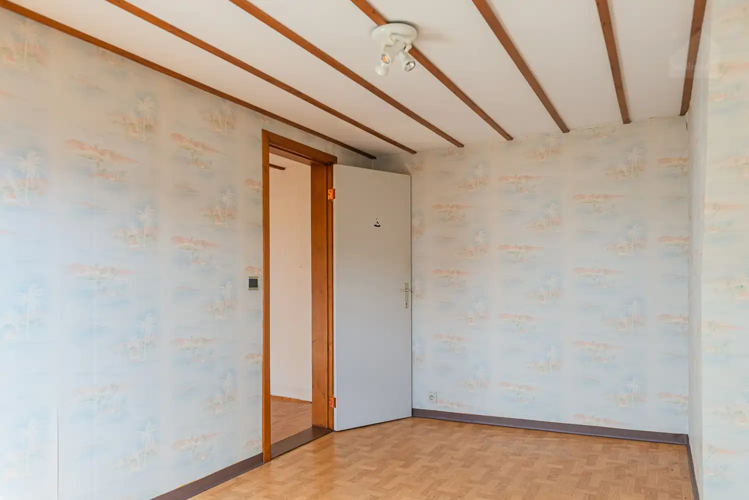 Charmante woning met 6 slaapkamers, garage en gezellige tuin op 695 m² foto 26