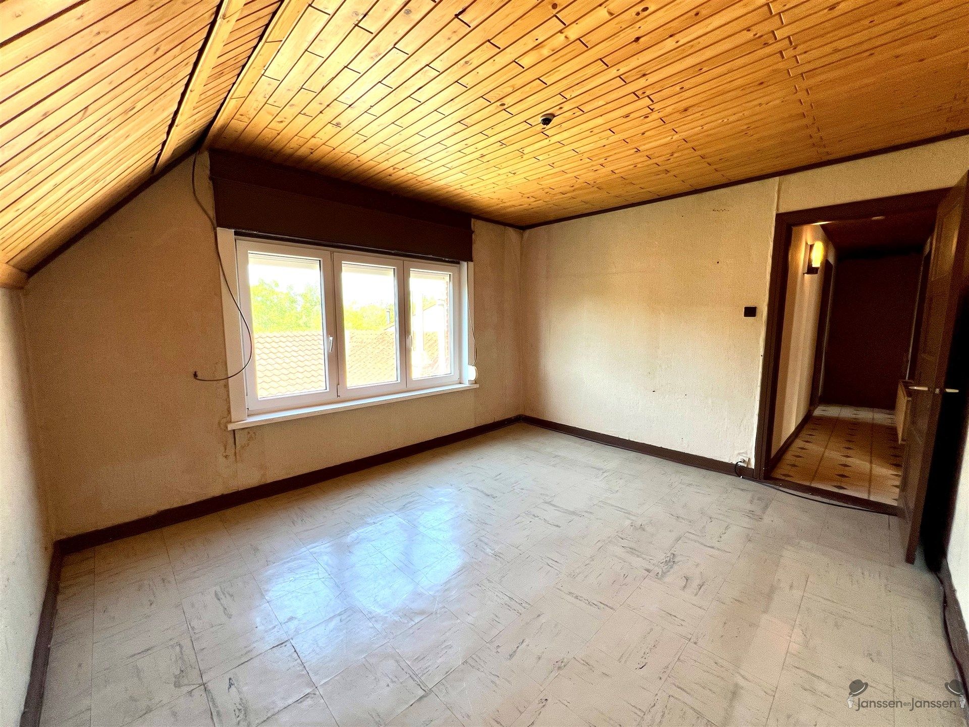HOB met achterliggende garages foto 12