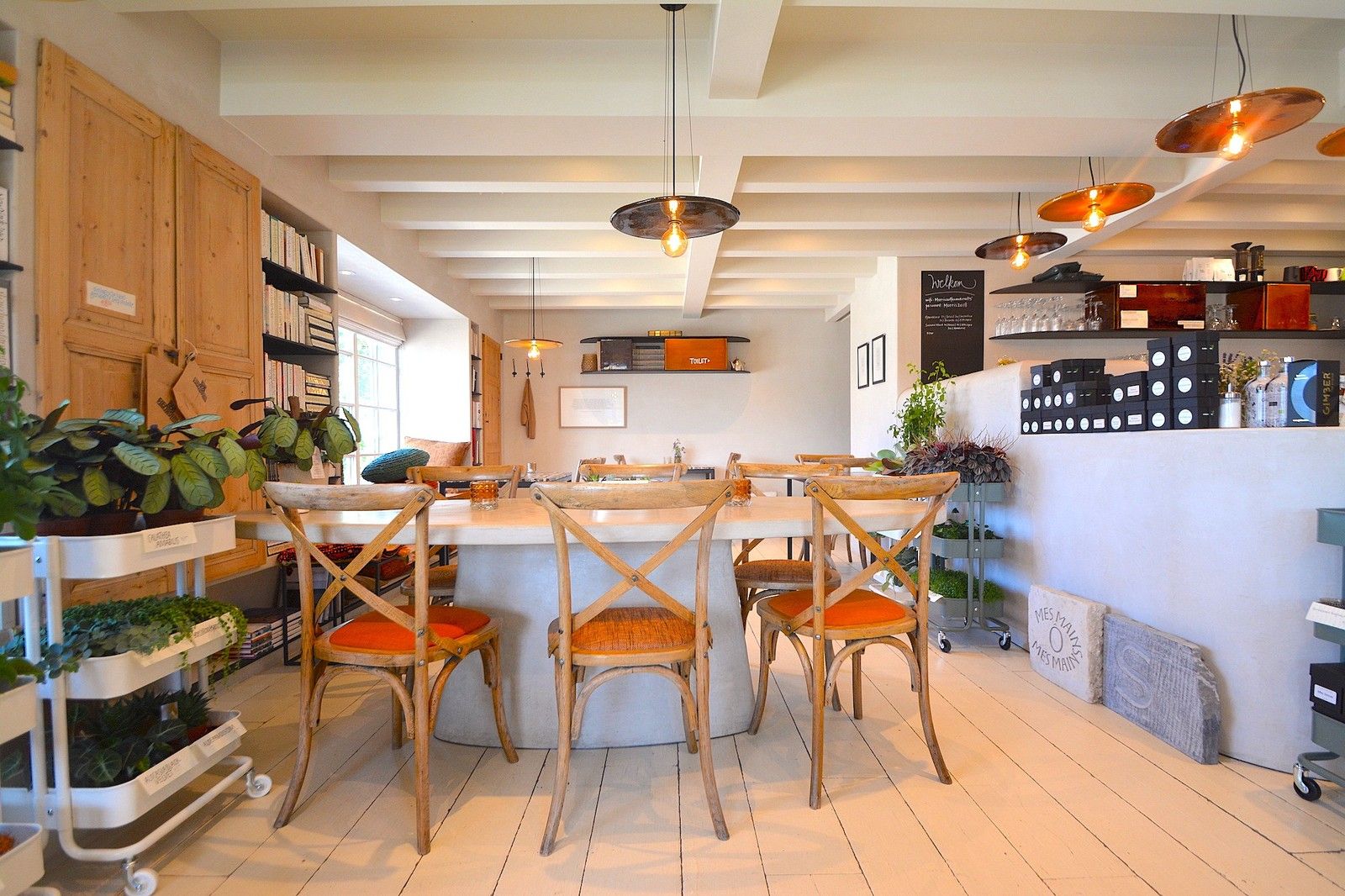 Recent (Bj. 2016) Mi CASA - HANDELSHUIS (538m2), voorzien van grote polyvalente ruimten (vrij beroep, toonzaal, horeca, B&B, ...), 5/6 slaapkamers, 4 badkamers, kelder (114m2), ... Op hoek- en zichtlocatie te Oostkamp. foto 5