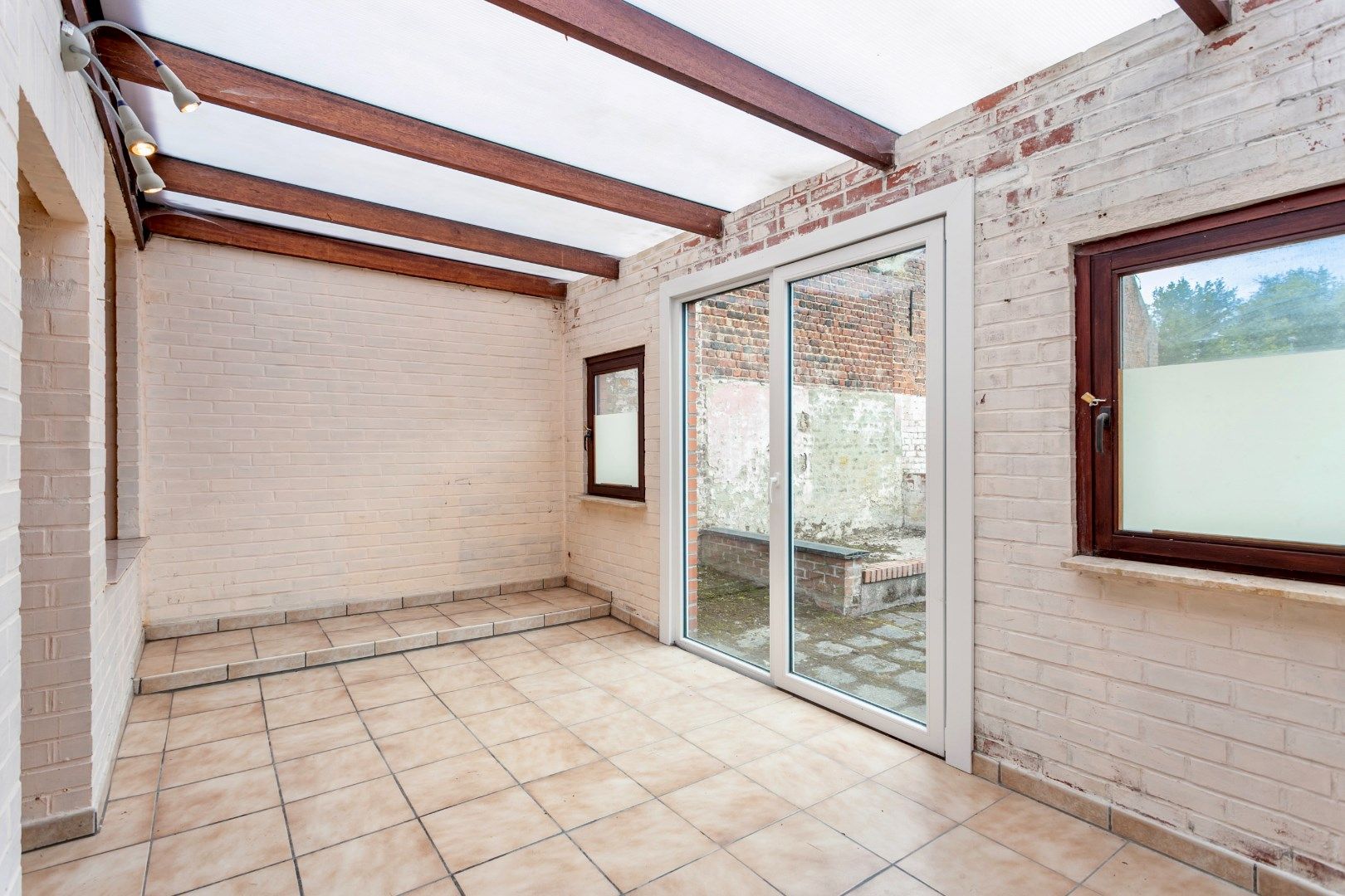 Te renoveren woning met veel potentieel foto 8